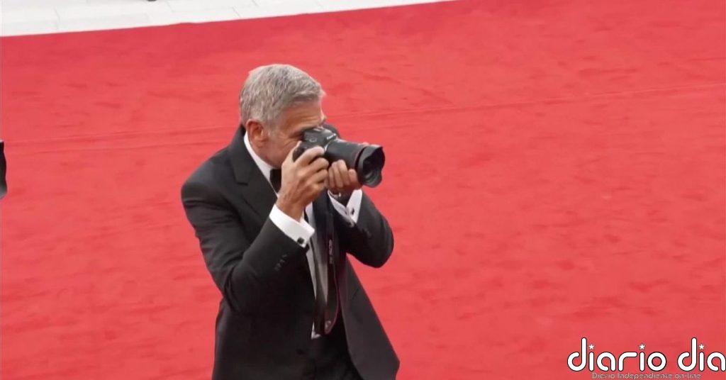 George Clooney se convierte en fotógrafo por un día durante la alfombra roja del Festival de Cine de Venecia