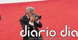 George Clooney se convierte en fotógrafo por un día durante la alfombra roja del Festival de Cine de Venecia