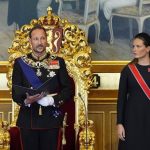 Haakon VIII presta juramento en el Parlamento noruego como nuevo monarca