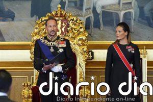 Haakon VIII presta juramento en el Parlamento noruego como nuevo monarca