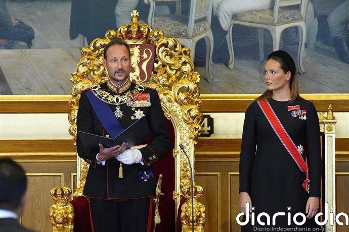 Haakon VIII presta juramento en el Parlamento noruego como nuevo monarca