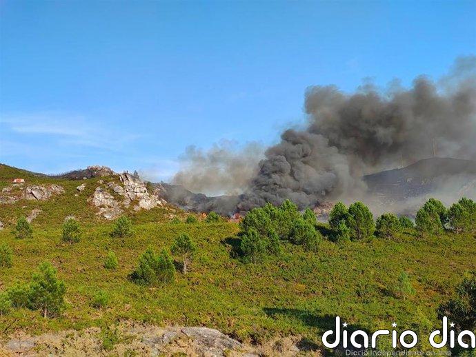 Herido leve el conductor de una motobomba al caer por un barranco en el incendio de Porto do Son