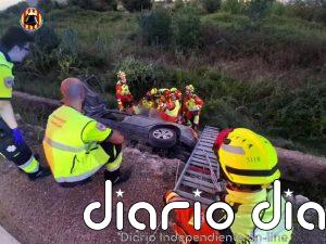 Herido un conductor tras salirse de la vía y caer en una acequia en Albalat dels Tarongers