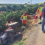 Herido un hombre tras volcar con un tractor y caer por un talud a un campo en Silla
