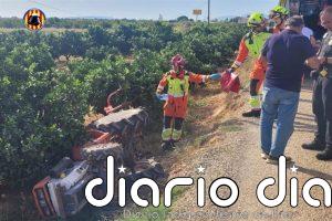 Herido un hombre tras volcar con un tractor y caer por un talud a un campo en Silla