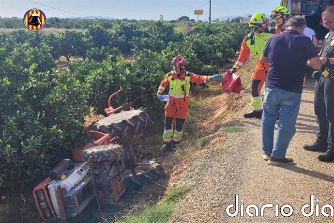 Herido un hombre tras volcar con un tractor y caer por un talud a un campo en Silla