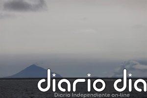 Indonesia restringe vuelos y otras actividades por la ceniza del Anak Krakatau, aunque descarta riesgo de tsunami