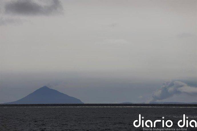 Indonesia restringe vuelos y otras actividades por la ceniza del Anak Krakatau, aunque descarta riesgo de tsunami