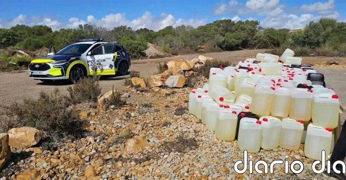 Interceptan una embarcación con 6.800 litros de gasolina en garrafas en San Javier (Murcia)