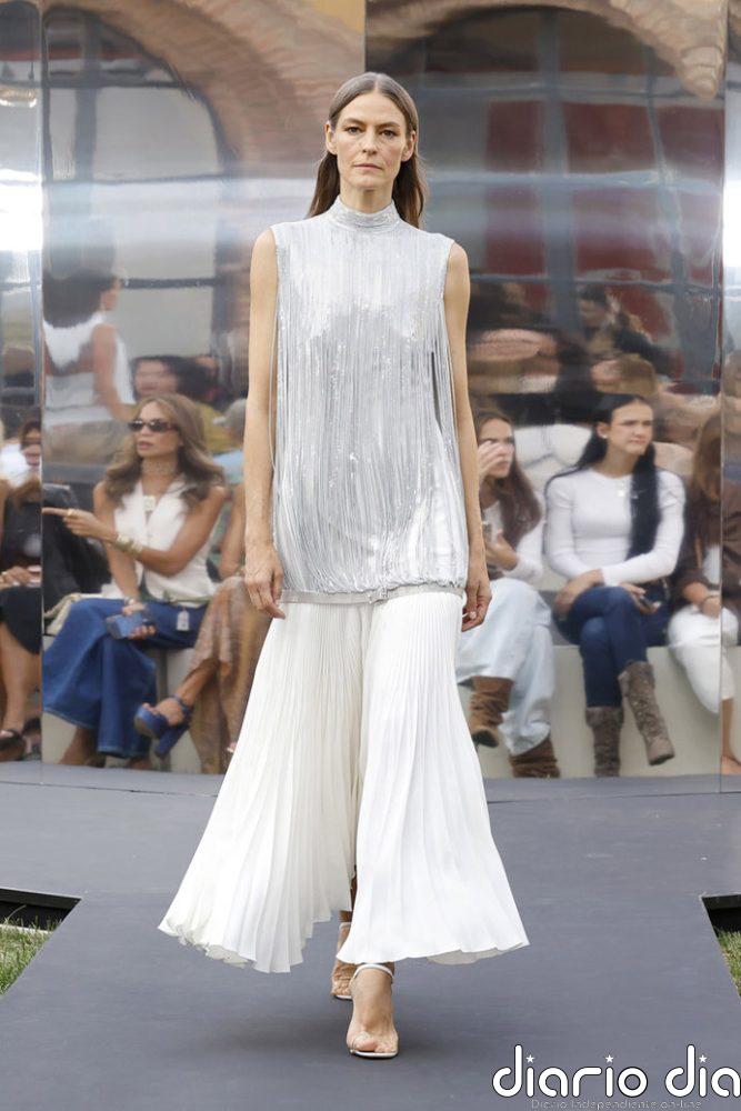 Isabel Sanchis reinventa la tradición en MBFWM con un desfile que mira al futuro