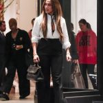 Jennifer Lopez lleva a la Fashion Week de Milán el look de básicos que todas pueden copiar