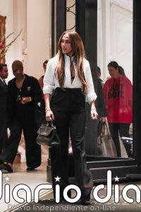 Jennifer Lopez lleva a la Fashion Week de Milán el look de básicos que todas pueden copiar
