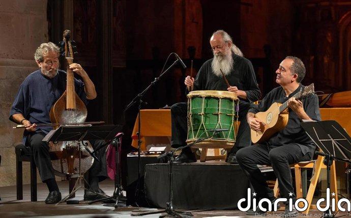 Jordi Savall dirige en Santillana del Mar al grupo Hespèrion XXI en un concierto de la Consejería de Cultura