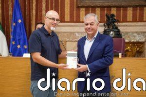 Jorge Fernández Gonzalo recibe el XVI Premio Iberoamericano de Poesía Hermanos Machado por 'Topografía marina'