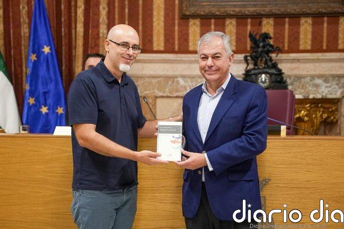 Jorge Fernández Gonzalo recibe el XVI Premio Iberoamericano de Poesía Hermanos Machado por 'Topografía marina'