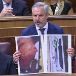 Juan Bravo muestra las fotos de varios machetes y de un migrante gravemente herido para describir la situación de Ceuta
