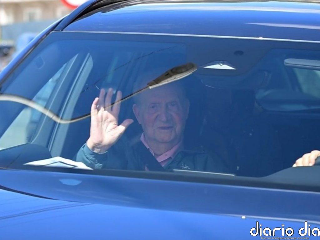 Juan Carlos I reaparece sonriente junto a Pedro Campos durante una comida con amigos en Sanxenxo