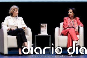 Julia Navarro defiende el "derecho" de los jóvenes a "cambiar los paradigmas" y apela al diálogo entre generaciones