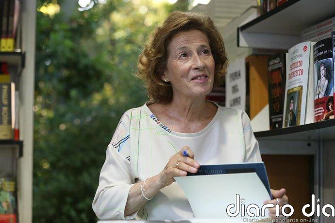 Julia Navarro publica 'Una familia moderna' y carga contra los resultados de PISA: "Deberían avergonzar al Gobierno'