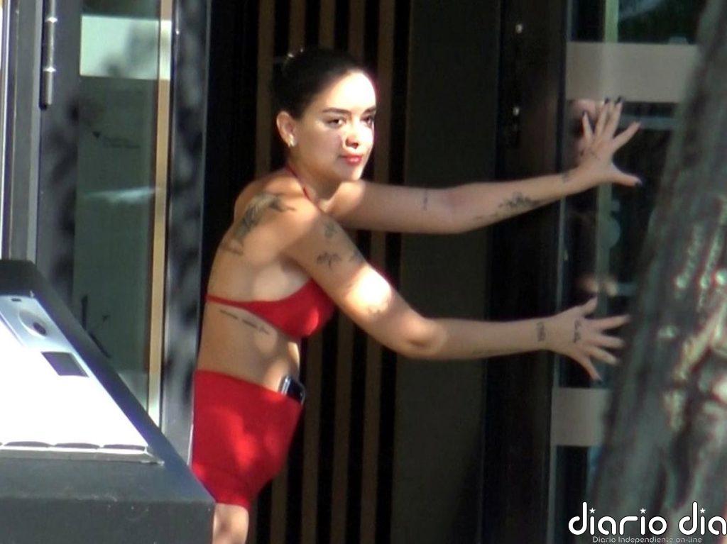 Juls Janeiro recibe muebles en su nuevo ático de lujo con una gran sonrisa y su look más explosivo