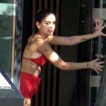 Juls Janeiro recibe muebles en su nuevo ático de lujo con una gran sonrisa y su look más explosivo