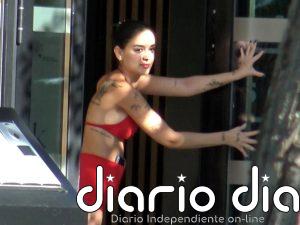 Juls Janeiro recibe muebles en su nuevo ático de lujo con una gran sonrisa y su look más explosivo