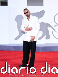 La apuesta bicolor de Ricky Martin en el Festival de Venecia que define un nuevo código de sastrería masculina