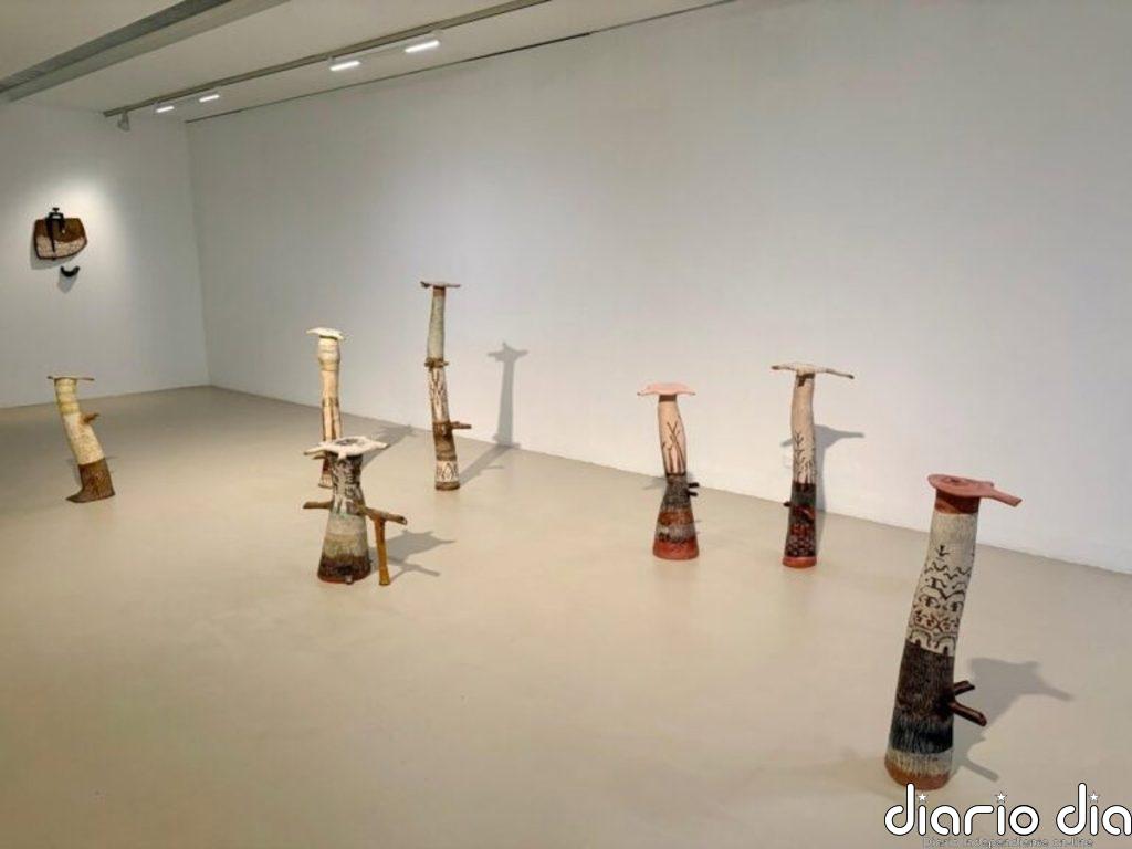 La artista Txaro Marañon une cerámica y residuos plásticos recogidos del mar en una muestra en Montehermoso