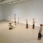 La artista Txaro Marañon une cerámica y residuos plásticos recogidos del mar en una muestra en Montehermoso