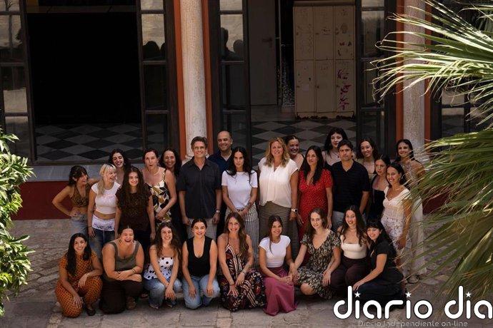 La Bienal de Sevilla reúne a Ángeles Toledano y 30 alumnas de la ESAD en el estreno de 'La misma sangre del cuerpo'