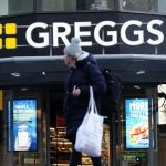 La cadena británica de panaderías Greggs recorta 740 empleos y reestructura su red de producción