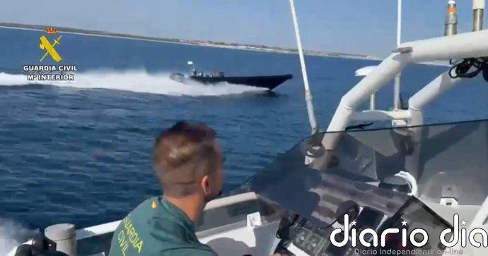 La Guardia Civil detiene a dos ocupantes de una narcolancha frente a la costa de Isla Cristina (Huelva)