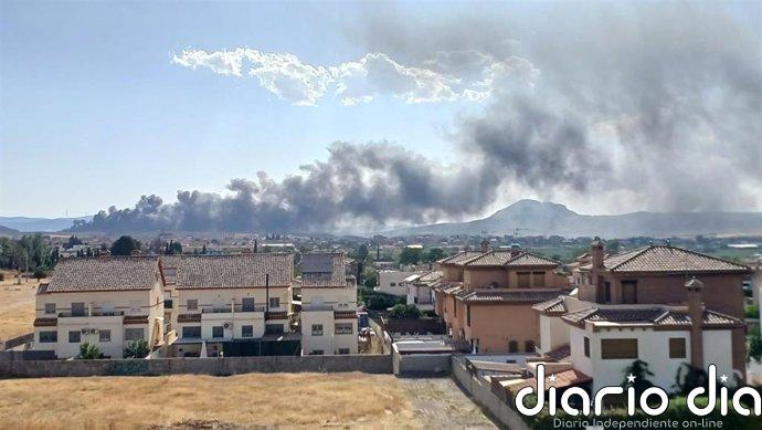 La Guardia Civil no detecta sustancias peligrosas en el humo del incendio de la planta de reciclaje en Alhendín
