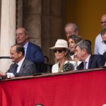 La infanta Elena demuestra el poder de los complementos para un look perfecto en su reaparición en Sevilla