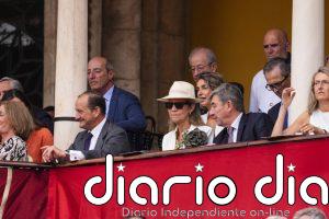La infanta Elena demuestra el poder de los complementos para un look perfecto en su reaparición en Sevilla