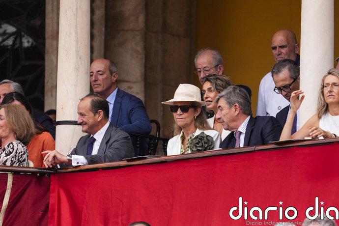 La infanta Elena demuestra el poder de los complementos para un look perfecto en su reaparición en Sevilla