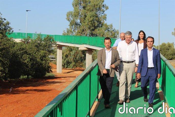 La Junta concluye la pasarela ciclopeatonal que conecta las urbanizaciones con Mairena del Alcor (Sevilla)