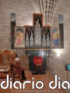 La organista Montserrat Torrent interpreta su repertorio en el órgano renacentista de Garrovillas de Alconétar