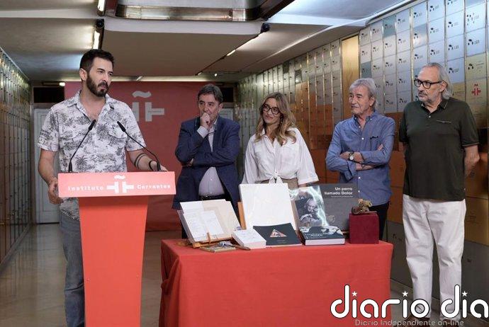 La película de dibujos animados de Luis Eduardo Aute y una de sus pipas entran en la Caja de las Letras del Cervantes