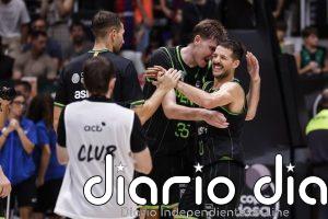 La 'Penya' arrolla al Baskonia y luchará por 'su' Supercopa
