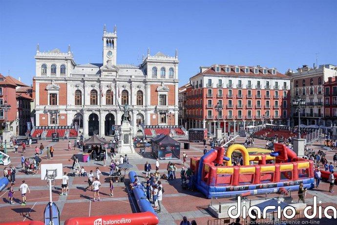 La Plaza Mayor de Valladolid congrega a más de 400 jugadores de baloncesto en una "jornada inolvidable" de 3x3