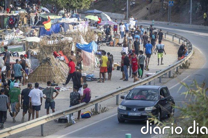 La Policía da una hora a los migrantes del Trampolín para desmantelar los mercadillos ilegales