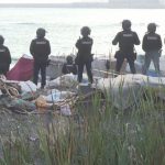 La Policía desaloja el asentamiento de personas migrantes en la playa ceutí de Benítez