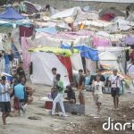 La Policía Nacional inicia el traslado de centenares de migrantes de la playa de Benítez hacia el CATE de Ceuta