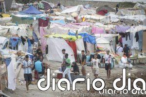 La Policía Nacional inicia el traslado de centenares de migrantes de la playa de Benítez hacia el CATE de Ceuta