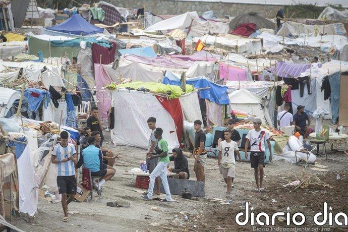 La Policía Nacional inicia el traslado de centenares de migrantes de la playa de Benítez hacia el CATE de Ceuta