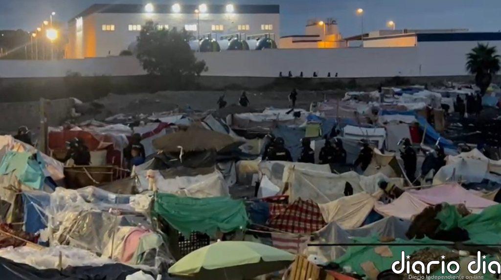 La Policía trasladará a los inmigrantes de Playa Benítez a Loma Colmenar después de filiarles en el CATE de Ceuta