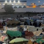 La Policía trasladará a los inmigrantes de Playa Benítez a Loma Colmenar después de filiarles en el CATE de Ceuta