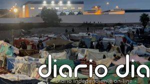 La Policía trasladará a los inmigrantes de Playa Benítez a Loma Colmenar después de filiarles en el CATE de Ceuta
