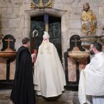 La Puerta Santa adelanta su apertura al mediodía para iniciar un Año Santo que busca "recuperar su base espiritual"